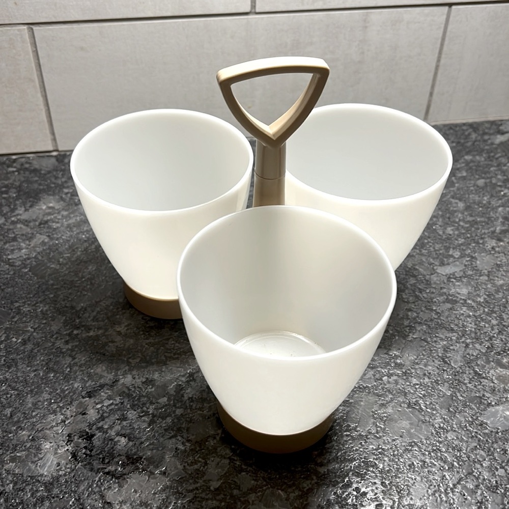 3 cups condiment container.  Vintage Tupperware in excellent condition.